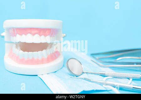 Denti ortodontico modello e professional dentista strumenti sul tavolo in studio dentistico Foto Stock