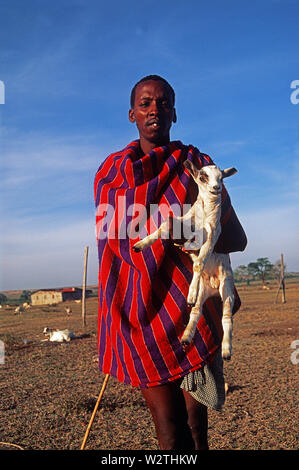 Masai con un giovane capra nei pressi di Talek, il Masai Mara, Kenya Foto Stock