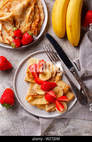 Crepes Pancake con fragole a fette e banana Foto Stock
