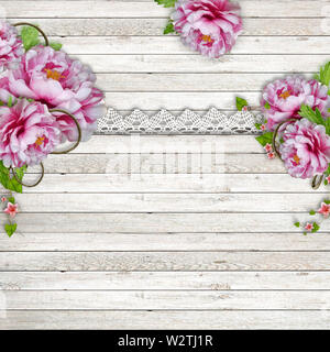 Vintage sfondo di legno con una bella rosa di peonie e merletto può essere utilizzato come scheda di invito per matrimoni, compleanni e altre e vacanze estive ritornare Foto Stock