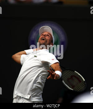 Il torneo di Wimbledon, Regno Unito. 10 Luglio, 2019. Roberto Bautista Agut della Spagna che serve durante il suo quarterfinal match contro Guido Pella di Argentina a Wimbledon oggi. Bautista Agut ha vinto in quattro set di anticipo per le semifinali. Credito: Adam Stoltman/Alamy Live News Foto Stock