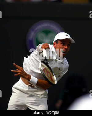 Il torneo di Wimbledon, Regno Unito. 10 Luglio, 2019. Roberto Bautista Agut della Spagna che serve durante il suo quarterfinal match contro Guido Pella di Argentina a Wimbledon oggi. Bautista Agut ha vinto in quattro set di anticipo per le semifinali. Credito: Adam Stoltman/Alamy Live News Foto Stock