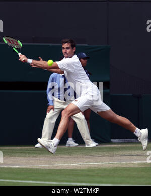 Il torneo di Wimbledon, Regno Unito. 10 Luglio, 2019. Guido Pella di Argentina durante il suo quarterfinal match contro Roberto Bautista Agut di Spagna a Wimbledon oggi. Bautista Agut ha vinto in quattro set di anticipo per le semifinali. Credito: Adam Stoltman/Alamy Live News Foto Stock