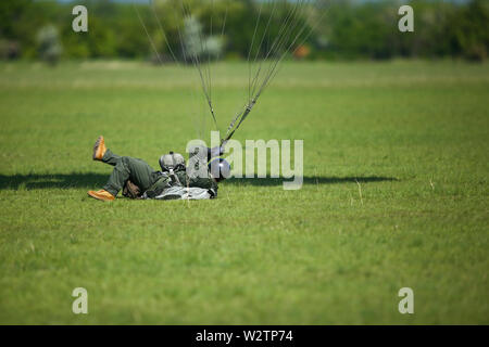 Boboc, Romania - 22 Maggio 2019: rumeno paracadutisti militari terra dopo il salto da un esercito piano, durante un drill. Foto Stock