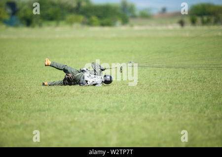 Boboc, Romania - 22 Maggio 2019: rumeno paracadutisti militari terra dopo il salto da un esercito piano, durante un drill. Foto Stock