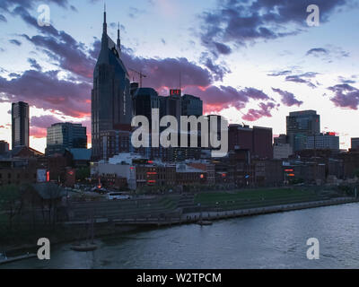 Vista al tramonto della città da un ponte a Nashville, Tennesse Foto Stock