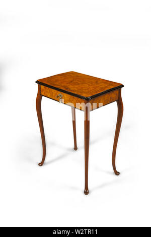 Antico tavolo di legno, isolare su bianco Foto Stock