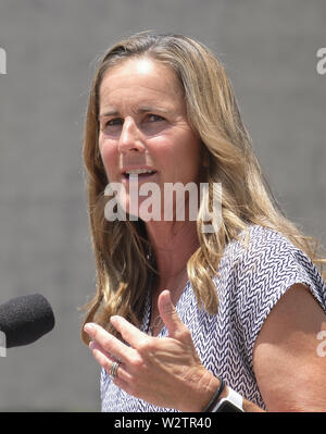 Los Angeles, California, USA. 10 Luglio, 2019. Brandi Chastain parla durante una inaugurazione di una statua in onore degli Stati Uniti vincere a 1999 Coppa del Mondo donne il 10 luglio 2019 presso il Rose Bowl a Pasadena, in California. Credito: Ringo Chiu/ZUMA filo/Alamy Live News Foto Stock