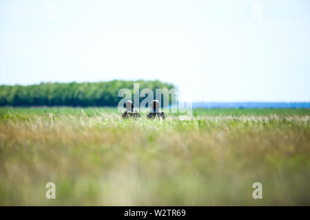 Boboc, Romania - 22 Maggio 2019: romeno esercito pattuglia di soldati in un campo su una soleggiata giornata estiva durante un drill. Foto Stock