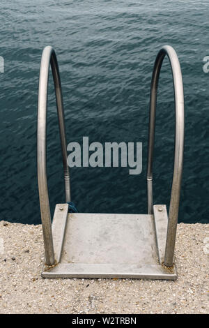 Le scale a pioli per la discesa in mare, vista dall'alto Foto Stock