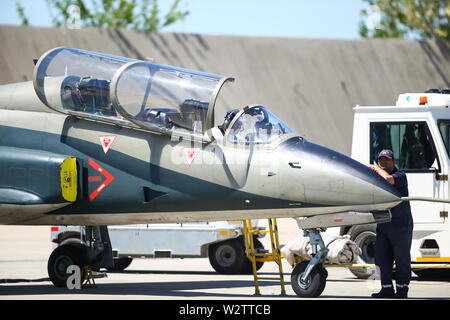 Boboc, Romania - 22 Maggio 2019: Meccanica frequentare IAR 99 Soim (Falco) advanced trainer e luce attacco aereo, utilizzato come trainer a getto di aria rumeno Foto Stock