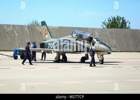 Boboc, Romania - 22 Maggio 2019: Meccanica frequentare IAR 99 Soim (Falco) advanced trainer e luce attacco aereo, utilizzato come trainer a getto di aria rumeno Foto Stock