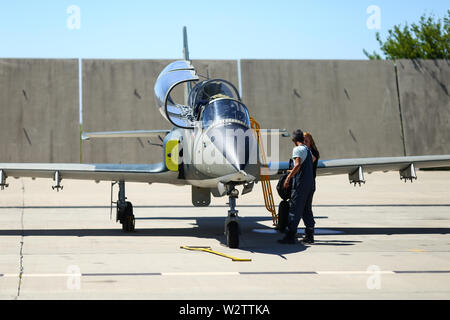 Boboc, Romania - 22 Maggio 2019: Meccanica frequentare IAR 99 Soim (Falco) advanced trainer e luce attacco aereo, utilizzato come trainer a getto di aria rumeno Foto Stock