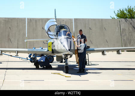 Boboc, Romania - 22 Maggio 2019: Meccanica frequentare IAR 99 Soim (Falco) advanced trainer e luce attacco aereo, utilizzato come trainer a getto di aria rumeno Foto Stock