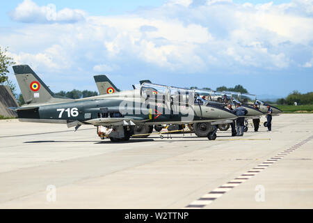 Boboc, Romania - 22 Maggio 2019: Meccanica frequentare IAR 99 Soim (Falco) advanced trainer e attacco leggero di aerei utilizzati come jet trainer rumeno della Ia Foto Stock