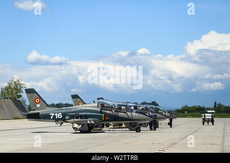 Boboc, Romania - 22 Maggio 2019: Meccanica frequentare IAR 99 Soim (Falco) advanced trainer e attacco leggero di aerei utilizzati come jet trainer rumeno della Ia Foto Stock