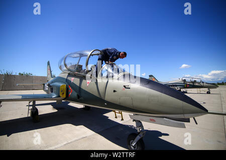 Boboc, Romania - 22 Maggio 2019: Meccanica frequentare IAR 99 Soim (Falco) advanced trainer e attacco leggero di aerei utilizzati come jet trainer rumeno della Ia Foto Stock