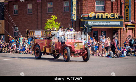 Antique fire carrello dai Vigili del fuoco sulla strada durante la Gold Cup sfilata per celebrare il PEI della vecchia Home settimana e in estate in downtown Charlottetown. Foto Stock