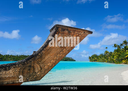 Scolpiti prua di una nave polinesiana ormeggiato sul corallo turchese laguna di Aitutaki, Isole Cook, Polinesia Foto Stock