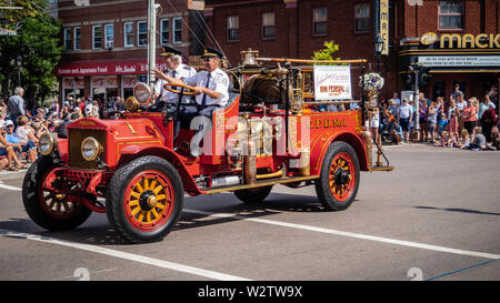 Antique fire carrello dai Vigili del fuoco sulla strada durante la Gold Cup sfilata per celebrare il PEI della vecchia Home settimana e in estate in downtown Charlottetown. Foto Stock