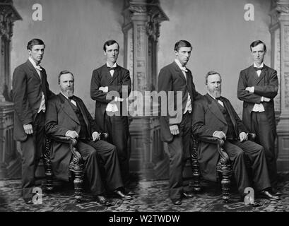 Stati Uniti Presidente Rutherford B. Hayes (al centro) con i suoi due figli più anziani, (da sinistra a destra) Webb Cook Hayes e Birchard Austin Hayes (figlio), a piena lunghezza Ritratto, Brady-Handy Raccolta, 1870 Foto Stock