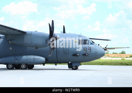 Otopeni, Romania - 22 Maggio 2019: Alenia C-27J Spartan cargo militare piano dal lituano di Air Force sbarcati in una base aerea durante un drill. Foto Stock