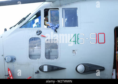 Otopeni, Romania - 22 Maggio 2019: un pilota militare di un Alenia C-27J Spartan militare piano di carico dalla forza aerea italiana è la pulizia della windscree Foto Stock