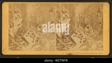 Flume sotto il Boulder, Franconia Notch, NH, da Kilburn fratelli Foto Stock