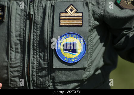 Boboc, Romania - 22 Maggio 2019: dettagli con una Agenzia europea per la difesa badge su un Italian Air Force Officer uniforme. Foto Stock
