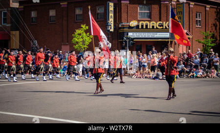 Royal Canadian polizia montata (GRC) ufficiali marciando nella Gold Cup sfilata per celebrare il PEI della vecchia Home Settimana in Charlottetown, Isola del Principe Edoardo Foto Stock