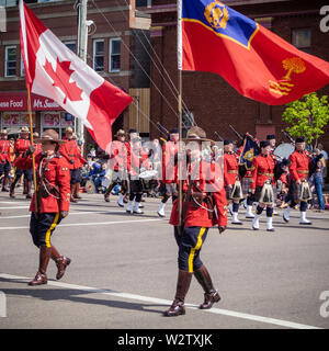 RCMP (Royal Canadian polizia montata) Pifferi e Tamburi hanno partecipato Gold Cup sfilata per celebrare il PEI della vecchia Home settimana e in estate in Charlottetown. Foto Stock