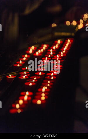 Candele accese nella Cattedrale di Se (Cattedrale Patriarcale di Santa Maria Maggiore) a Lisbona, Portogallo. Foto Stock