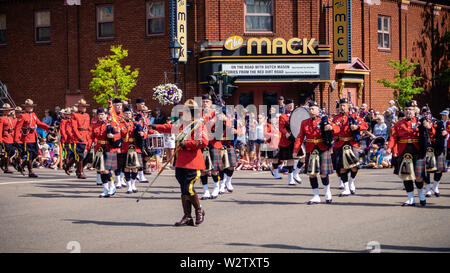 Royal Canadian polizia montata (GRC) Band marching band nella Gold Cup sfilata per celebrare il PEI della vecchia Home Settimana in Charlottetown, Isola del Principe Edoardo Foto Stock
