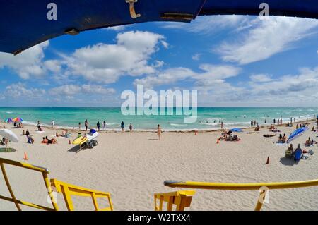 Vista da sopra nella stazione bagnino struttura torre fuori oltre Oceano Atlantico sulla popolare spiaggia di sabbia bianca della spiaggia di South Beach a Miami, Florida, Stati Uniti d'America Foto Stock