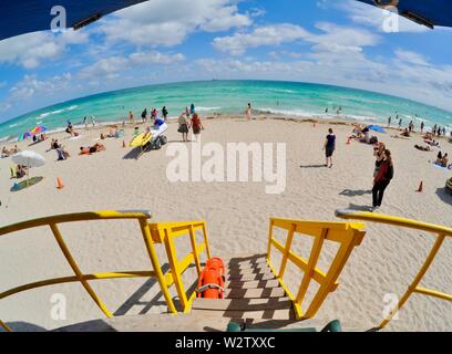 Vista da sopra nella stazione bagnino struttura torre fuori oltre Oceano Atlantico sulla popolare spiaggia di sabbia bianca della spiaggia di South Beach a Miami, Florida, Stati Uniti d'America Foto Stock