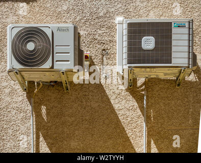2 Le unità aria condizionata su una casa francese parete Foto Stock