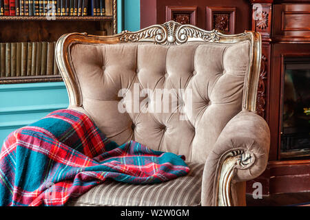 Luxury classic interno della libreria di casa. Salotto con libreria, libri, poltrona, divano letto e camino. Pulire e decorazione moderna con eleganti f Foto Stock