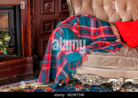 Luxury classic interno della libreria di casa. Salotto con libreria, libri, poltrona, divano letto e camino. Pulire e decorazione moderna con eleganti f Foto Stock