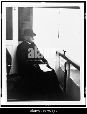 Conte Ferdinand von Zeppelin, ritratto a figura intera, seduto sul ponte della nave, rivolto verso destra. Foto Stock