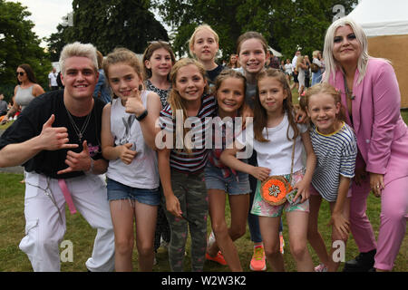 Londra, Regno Unito. 10 Luglio, 2019. I giovani tifosi avente un selfies con Dusky Grey esegue a Kew la musica 2019 del 10 luglio 2019, Londra, Regno Unito. Credito: Picture Capital/Alamy Live News Foto Stock