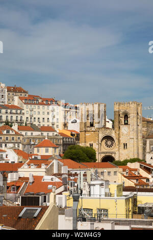 Vista dall'Arco da Rua Augusta sui tetti del centro città di Lisbona, Portogallo alla parte anteriore della vecchia storica cattedrale di Lisbona Foto Stock