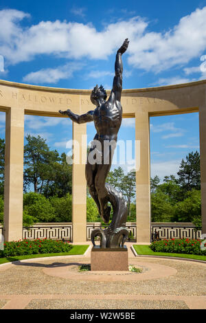 Scultura monumentale lo spirito della gioventù americana passando da onde in Normandia Memorial, il cimitero americano di Colleville-sur-Mer, Francia. Foto Stock