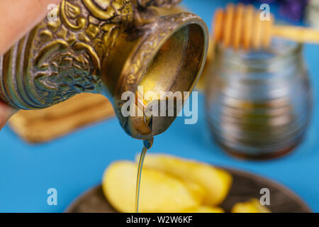 Rosh hashanah jewish Nuovo Anno versando il miele sulle mele in una festa ebraica simboli tradizionali Foto Stock