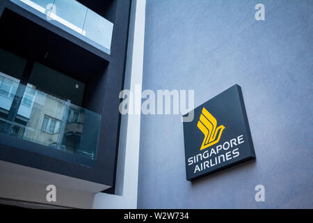 A Belgrado, in Serbia - 9 dicembre 2018: Singapore Airlines logo sulla loro sede locale per la Serbia. Singapore Airlines è una compagnia aerea asiatica company, t Foto Stock