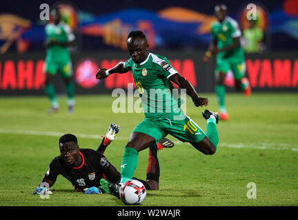 Il Cairo, Egitto. 10 Luglio, 2019. Sadio Mane (R) del Senegal spara durante i quarti tra Senegal e Benin al 2019 African Cup delle nazioni al Cairo, Egitto, 10 luglio 2019. Credito: Li Yan/Xinhua/Alamy Live News Foto Stock