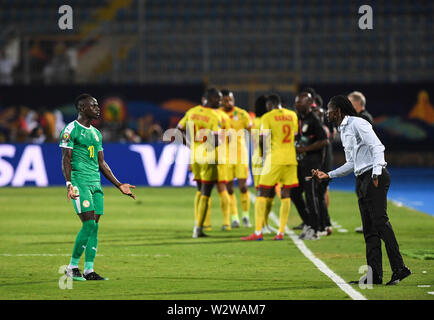 Il Cairo, Egitto. 10 Luglio, 2019. Sadio Mane del Senegal (L) comunica con il suo allenatore Aliou Cisse durante i quarti tra Senegal e Benin al 2019 African Cup delle nazioni al Cairo, Egitto, 10 luglio 2019. Credito: Li Yan/Xinhua/Alamy Live News Foto Stock