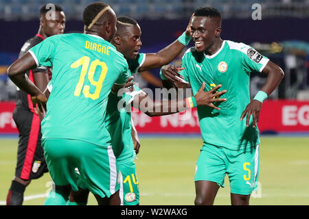 Il Cairo, Egitto. 10 Luglio, 2019. I giocatori del Senegal celebrare rigature durante il quarterfinal tra Senegal e Benin al 2019 African Cup delle nazioni al Cairo, Egitto, 10 luglio 2019. Credito: Wang Teng/Xinhua/Alamy Live News Foto Stock