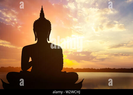 Magha Asanha Visakha Puja giorno , Silhouette Buddha sul golden sunset sfondo. Foto Stock