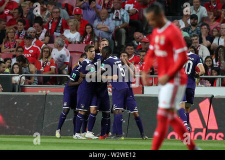 Lisbona, Portogallo. 10 Luglio, 2019. Anderlecht i giocatori di celebrare durante un amichevole Pre-Season partita di calcio tra SL Benfica e RSC Anderlecht a Lisbona, Portogallo, il 10 luglio 2019. Anderlecht ha vinto 2-1. Credito: Pedro Fiuza/Xinhua/Alamy Live News Foto Stock