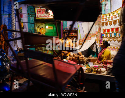 NEW DELHI, India - CIRCA NOVEMBRE 2018: ciclo Rickshaw attraversa nella parte anteriore dei venditori ambulanti in Chandni Chowk area nella vecchia Delhi. Foto Stock